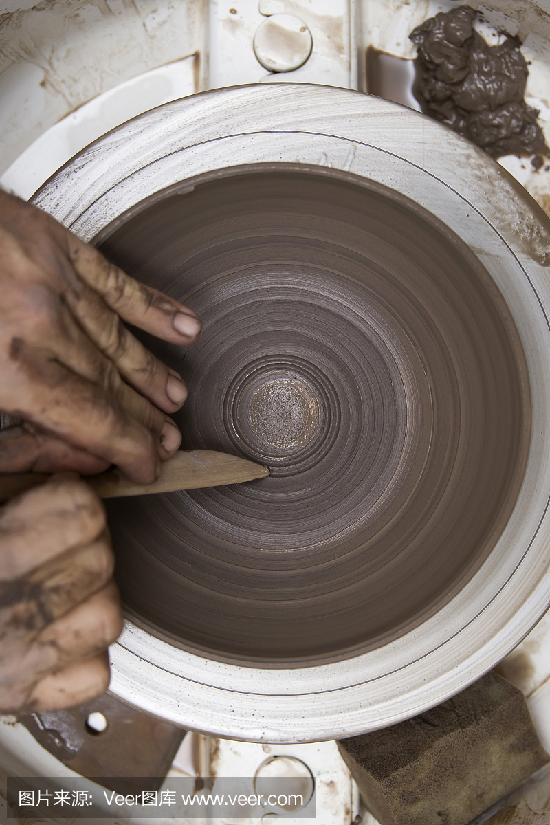 艺术家在纺车上制作陶土陶器