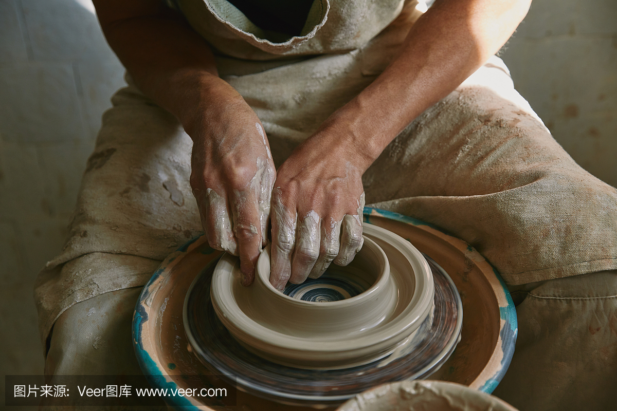 部分观点的专业陶工工作在陶器轮在车间